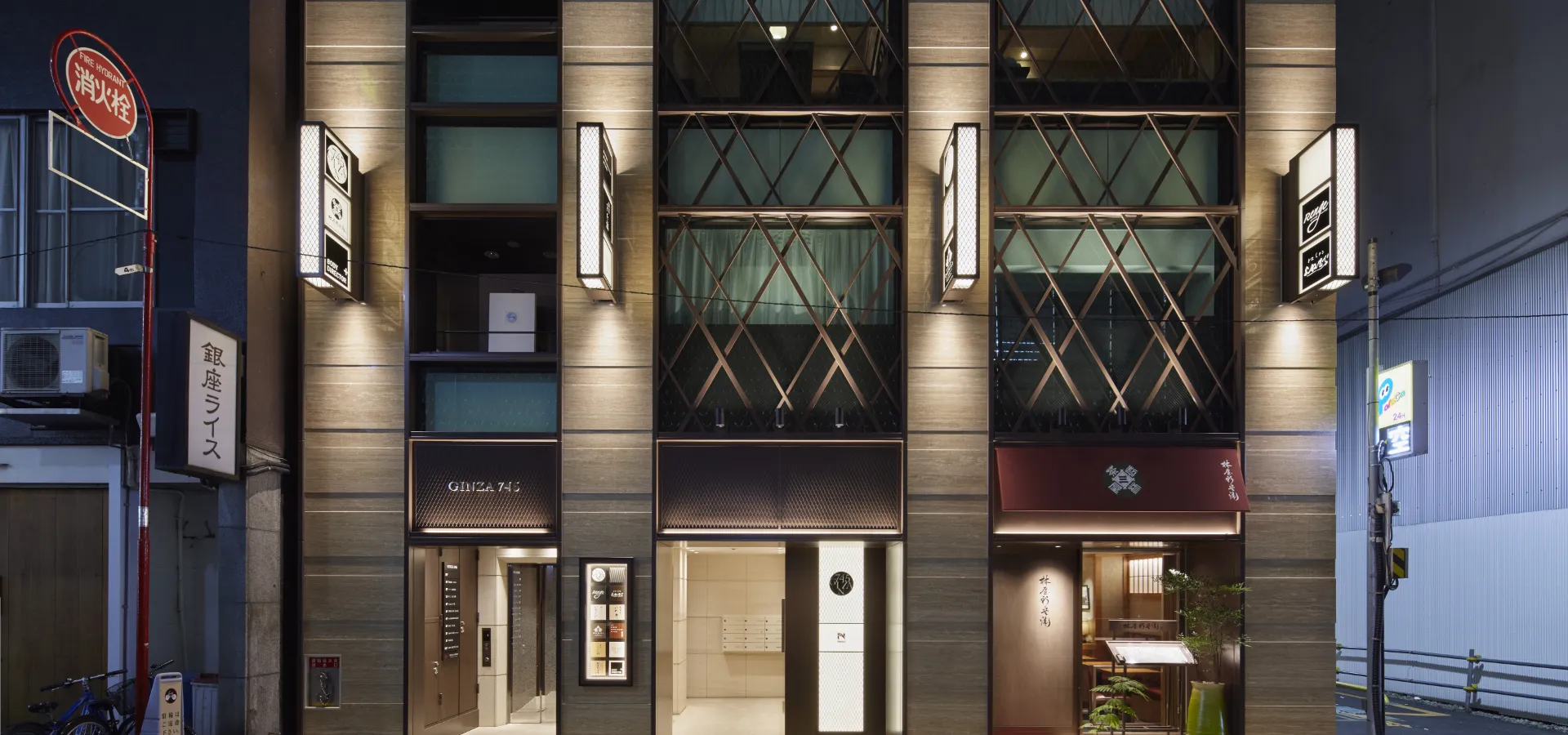 縦の銀座の小道 銀座745ビル